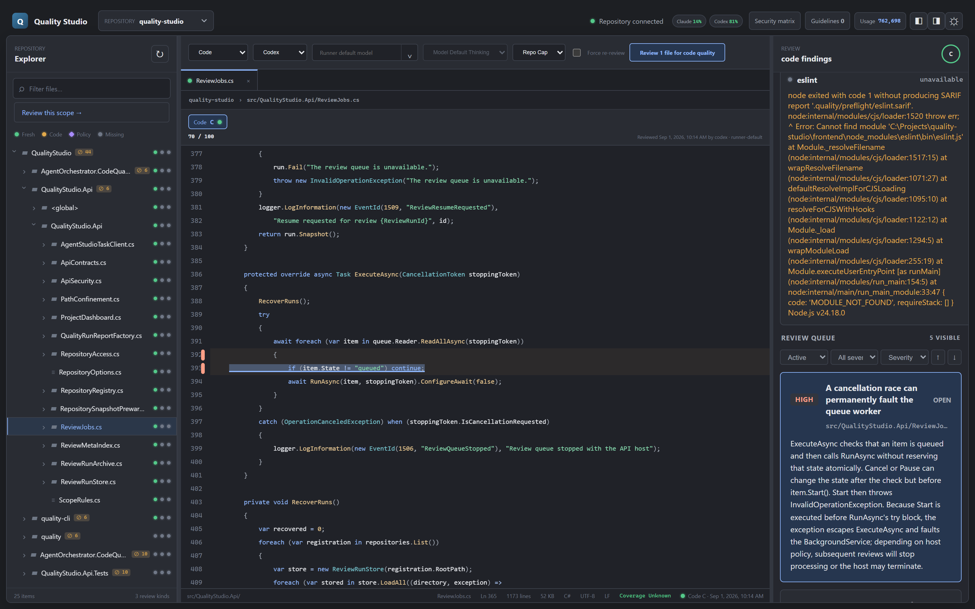 Quality-Studio-Editor mit Review-Overlays: eine bewertete C#-Datei, Befunde mit Schweregraden im rechten Panel, Review-Status-Punkte je Review-Art im Dateibaum